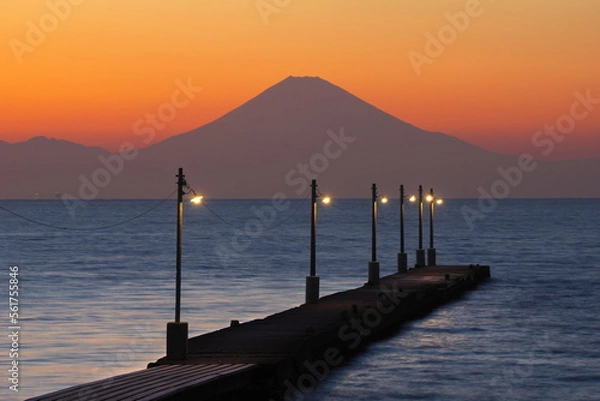 Fototapeta レトロ桟橋と富士山の夕暮れ　原岡海岸　岡本桟橋