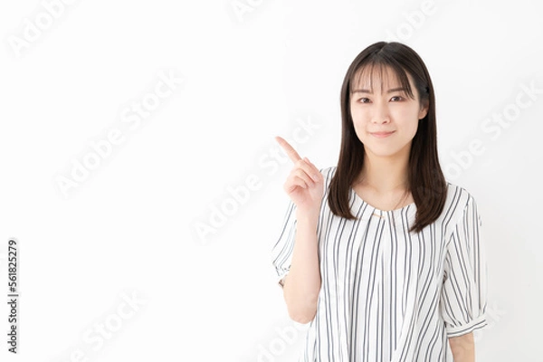 Fototapeta 女性　指差し　笑顔　お勧め