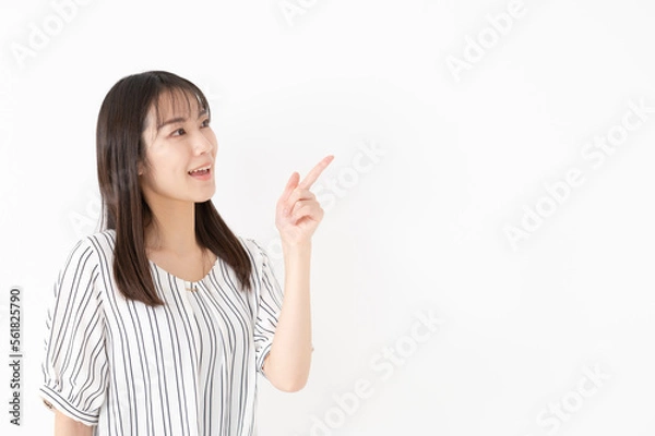 Fototapeta 女性　指差し　笑顔　お勧め