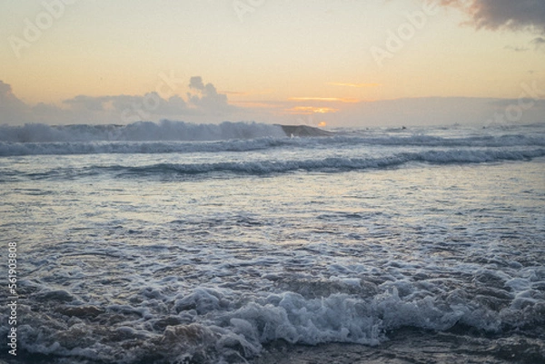 Fototapeta ocean at sunset. the concept of rest and solitude. texture of ocean waves