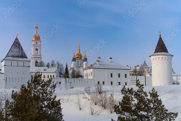 Fototapeta Ancient Tobolsk Kremlin with golden-domed churches and triangular turrets in winter, Siberia, Russia.