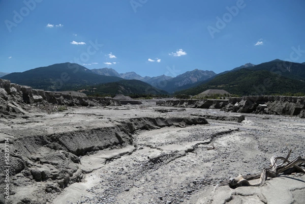 Fototapeta Trockenheit am Lac serre Poncon in den französischen Alpen im Sommer