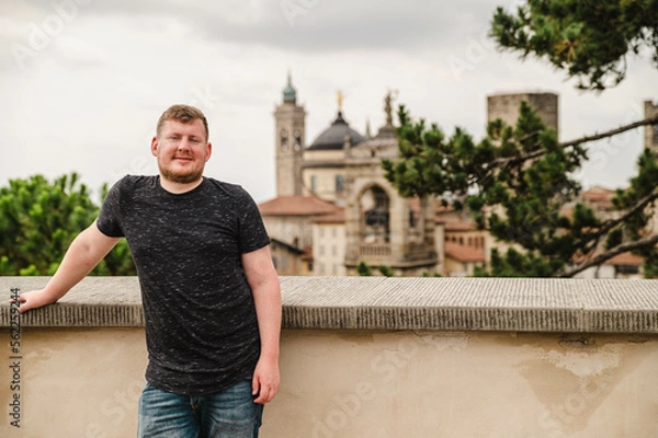 Fototapeta junger Mann mit Bart in Bergamo