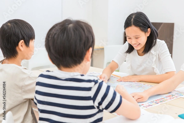 Fototapeta 学校の教室でグループ学習する女の子（小学生・男女）