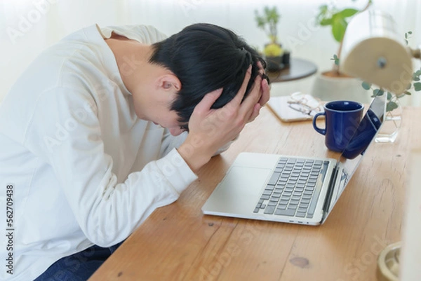 Obraz ショックを受けるリモートワークの男性