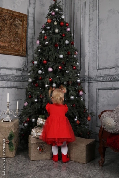 Obraz child decorating christmas tree