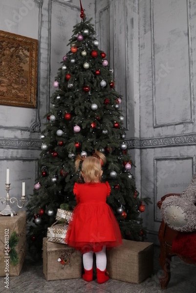 Obraz parent and child decorating christmas tree