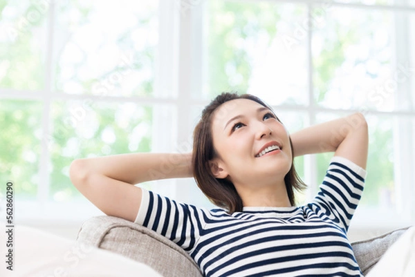 Fototapeta 部屋でリラックスする若い女性