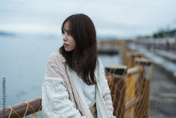 Fototapeta 海にいる女性