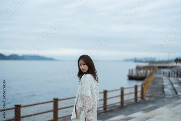 Fototapeta 海にいる女性