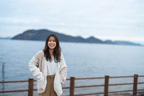 Fototapeta 海にいる女性