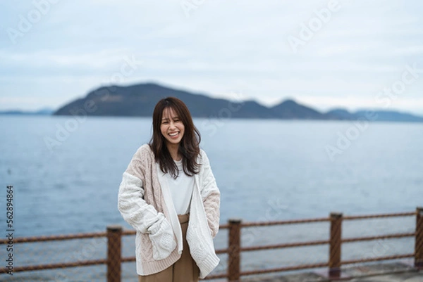 Fototapeta 海にいる女性