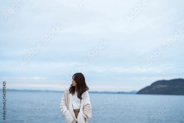 Fototapeta 海にいる女性