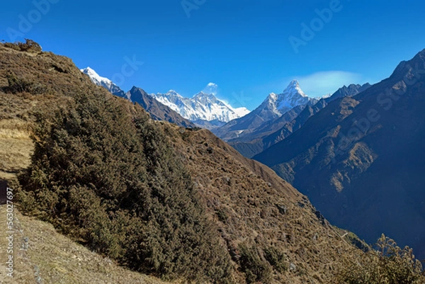 Fototapeta Khumbu valley mountains landscape - trekking in the Himalaya, Nepal. Himalaya landscape and mountain views.