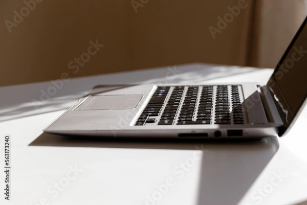 Fototapeta 机の上のノートパソコン