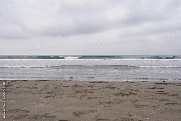 Fototapeta 波とサーフィン　海岸　砂浜　海　ビーチ　コピースペース