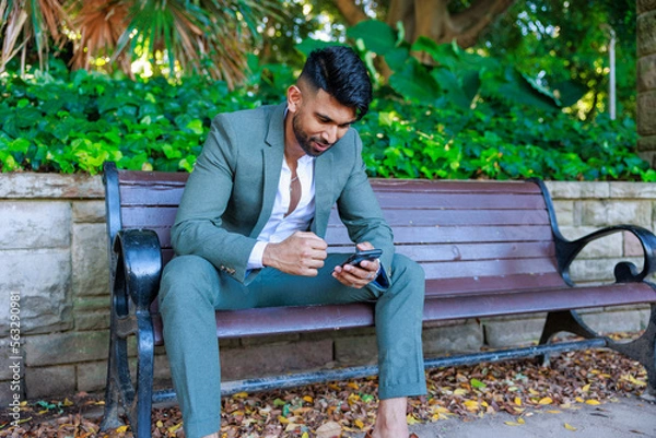 Fototapeta ベンチに座るビジネスマンが幸せを感じている瞬間