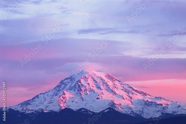 Obraz Pink sunset light on Mount Rainier in the Cascade Range, Washington State, USA