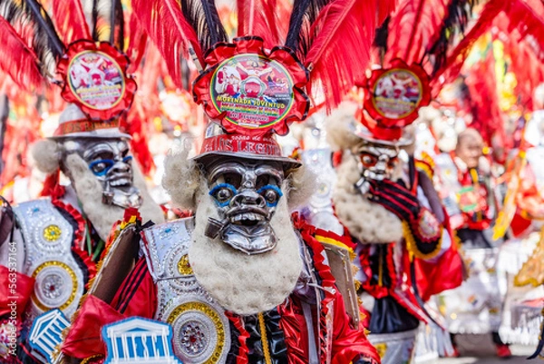 Fototapeta man in red mask at  The festival of the Santísima Trinidad del Señor Jesús del Gran Poder in the city of La Paz