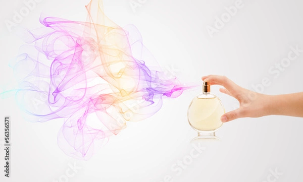 Obraz kobieta ręce rozpylania perfum