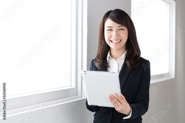 Fototapeta タブレットを見る女性　ビジネス