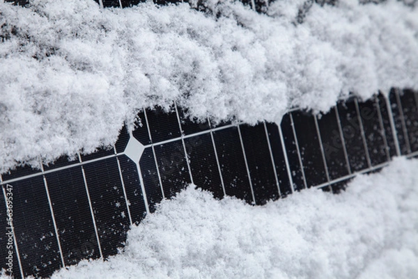Fototapeta Solarzelle produziert Strom im Winter / Balkonkraftwerk / Solarpannel / Solarenergie / Grüne Energie / Selbst PV Anlage / Stromerzeugung / Energiewende / Energie / steigende Stromkosten / Autark 