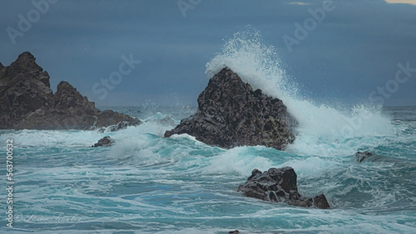 Obraz wave breaking on the rocks