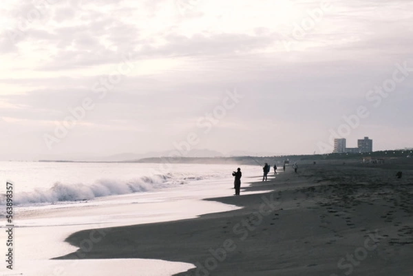 Fototapeta 波打ち際の釣り人