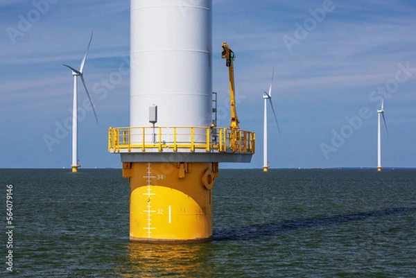 Obraz Details eines Offshore-Windrads mit Monopile-Fundament und Wartungsplattform im Windpark Noordoostpolder im IJsselmeer in Flevoland, Niederlande..