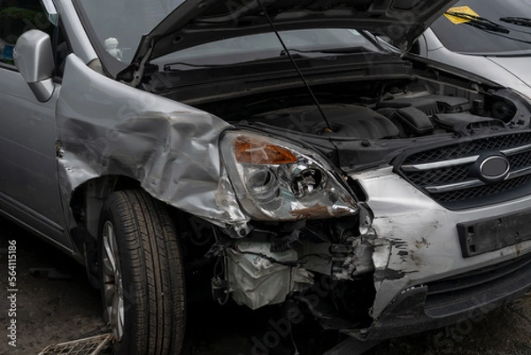 Obraz 교통사고 등으로 고장난 차가 놓여져 있는 폐차장 모습