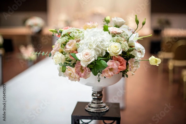 Obraz 결혼식장을 배경으로 아름답게 장식된 꽃