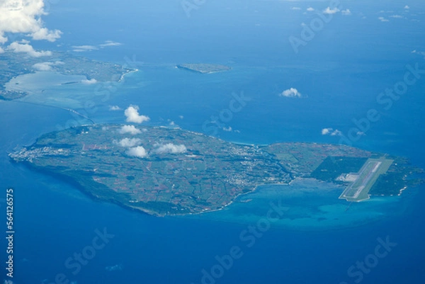Fototapeta 飛行機から眺める沖縄の美しい海の風景