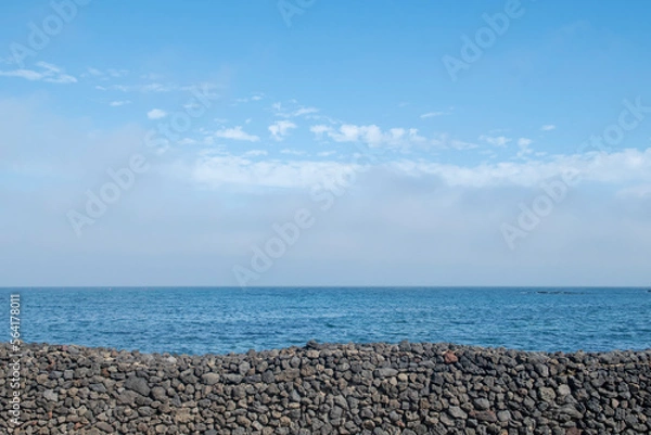 Obraz 제주도 돌로 만든 돌담과 함께 펼쳐진 아름다운 바다와 하늘, 여행을 떠울리게 만드는 사진