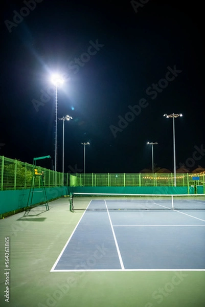 Obraz 야간 경기를 위해 불빛이 켜진 야외 테니스장