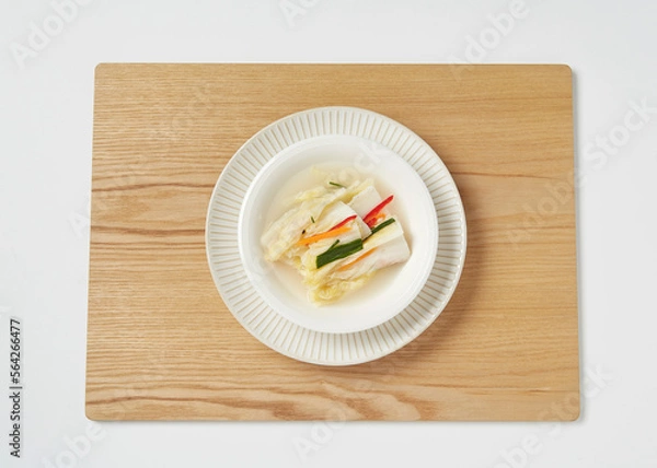 Obraz 그릇에 정갈하게 담긴 백김치, 한국의 전통 음식 김치