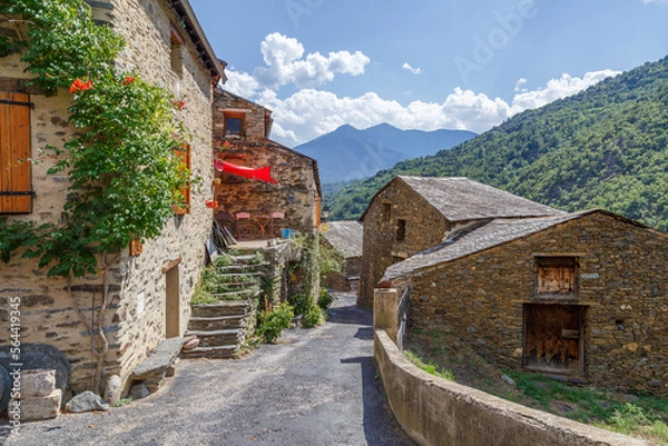 Obraz Village d'Evol - un des plus beaux villages de France en été, Pyrénées-Orientales, France