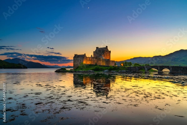 Obraz Eilean Donan Castle at sunset in Scotland