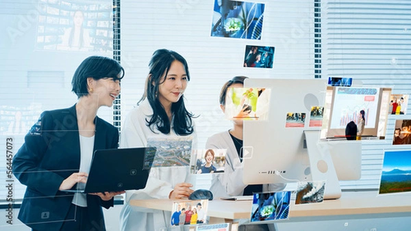 Fototapeta 動画を見る人々