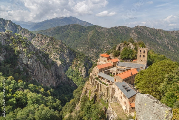 Obraz Abbaye Saint-Martin de Canigou perchée sur un piton rocheux au coeur du massif du Canigou dans les Pyrénées-Orientales, France