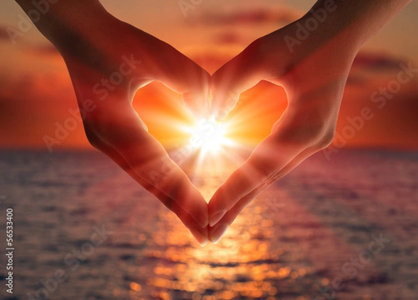 Obraz zachód słońca w rękach serca