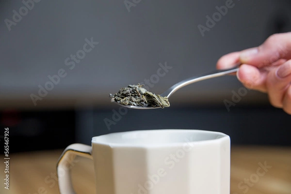Fototapeta green tea on a metal silver spoon