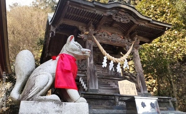Obraz 日本の神社にあるキツネの銅像