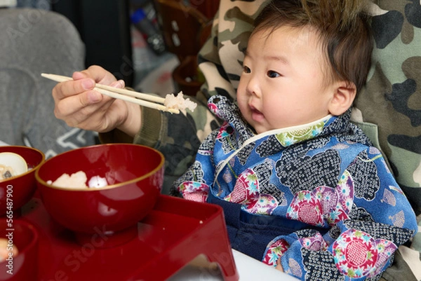 Obraz 百日祝い・お食い初めをする男の子