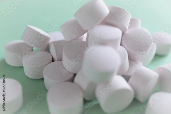 Obraz 大量の薬　薬物依存　錠剤　散らばった　薄暗い　影