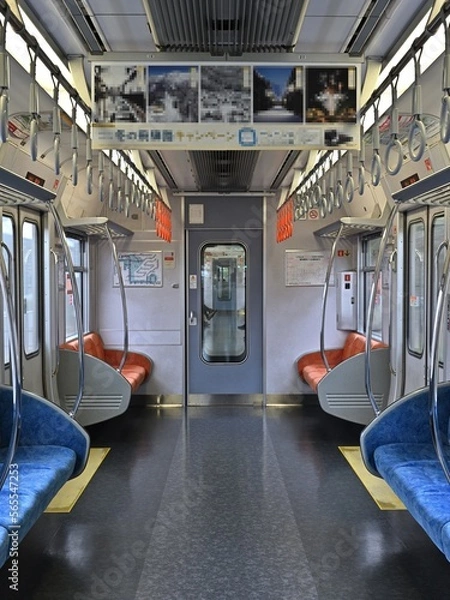 Obraz 空いている列車の車内