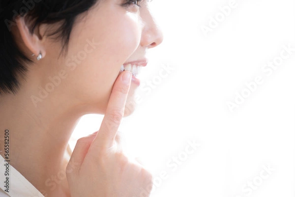 Fototapeta Profile of a beautiful woman with teeth concerns Close-up of the mouth