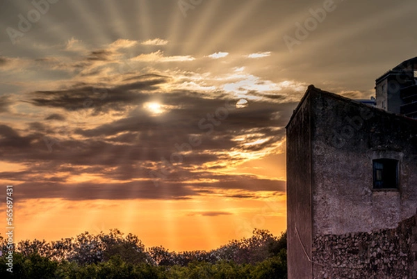 Obraz Amanecer con rayos de sol entre nubes