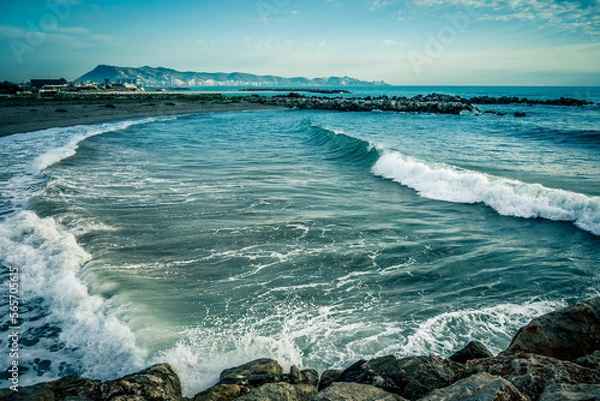 Fototapeta Olas de mar con escollaje de fondo
