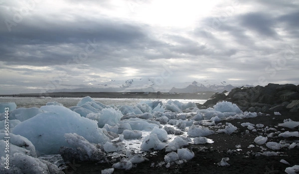 Fototapeta Diamond beach. ice chunks on the beach