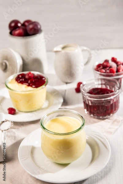 Fototapeta Dessert mit roten Früchten